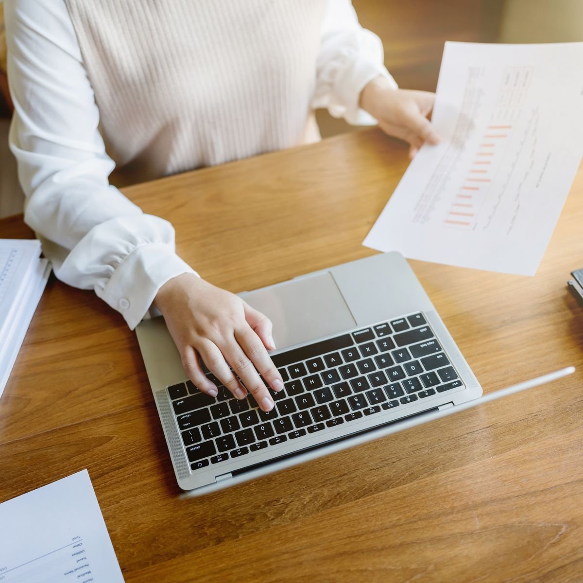 Analyse de documents financiers sur un ordinateur portable