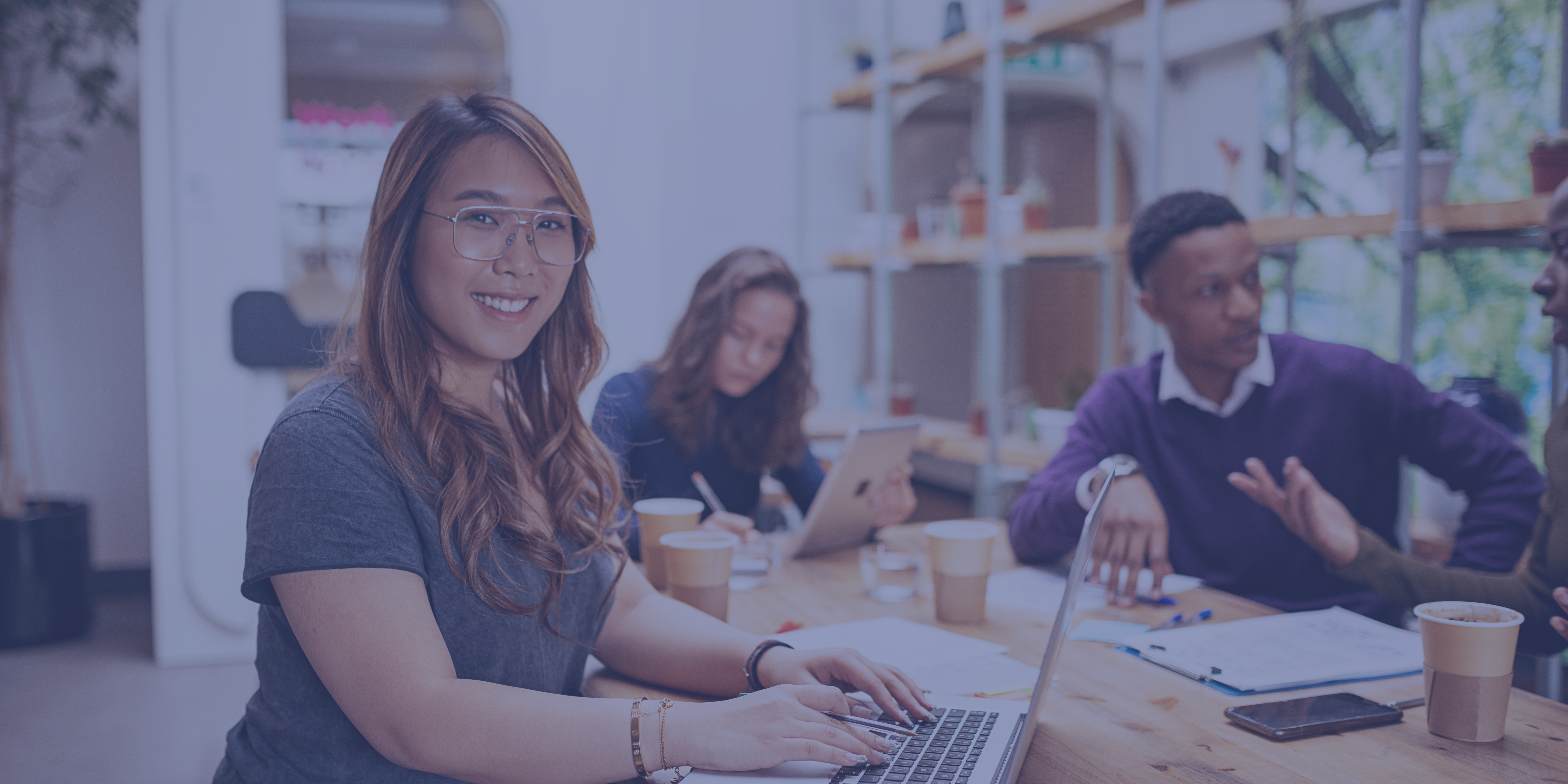 Une équipe motivée et collaborative travaillant sur des projets innovants dans un espace lumineux et inspirant, représentant un cabinet d'expertise comptable engagé à accompagner ses clients avec rigueur et professionnalisme.