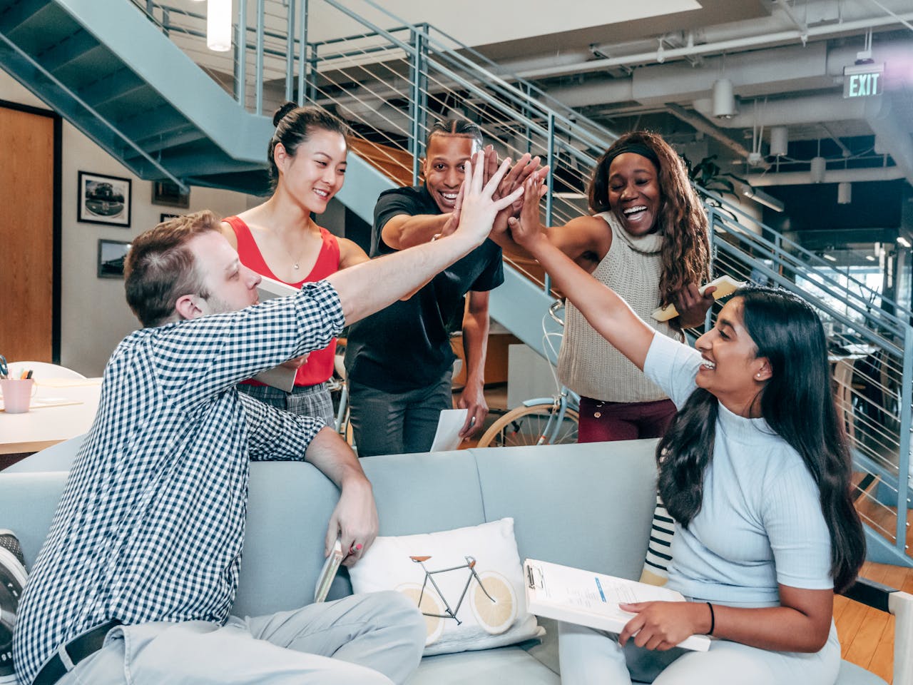 A motivated and collaborative team working on innovative projects in a bright and inspiring space, representing an accounting firm committed to supporting its clients with diligence and professionalism